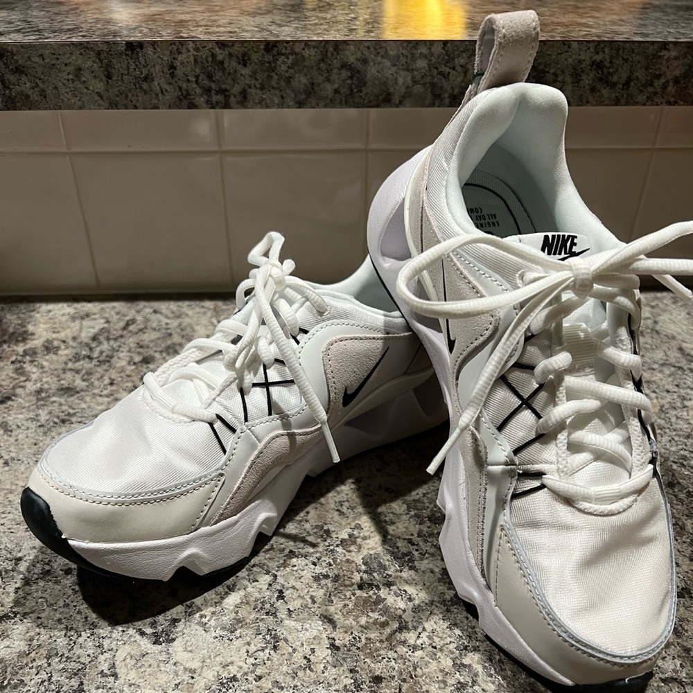 NIKE RYZ 365 White/Black/Tan. Sneaker.